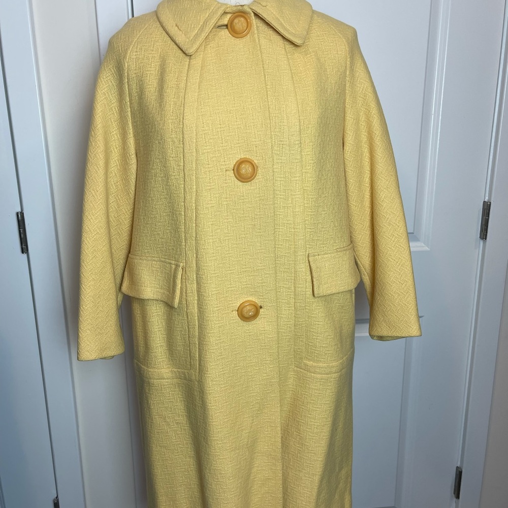 Vintage women’s Yellow coat with large buttons